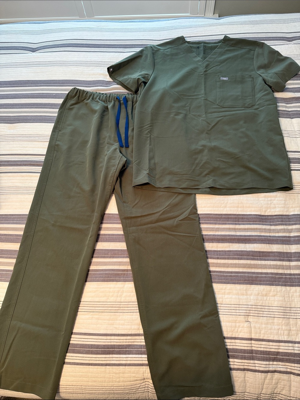 Figs Men’s Matching Scrub Pants and Top in Olive Green - both size M
